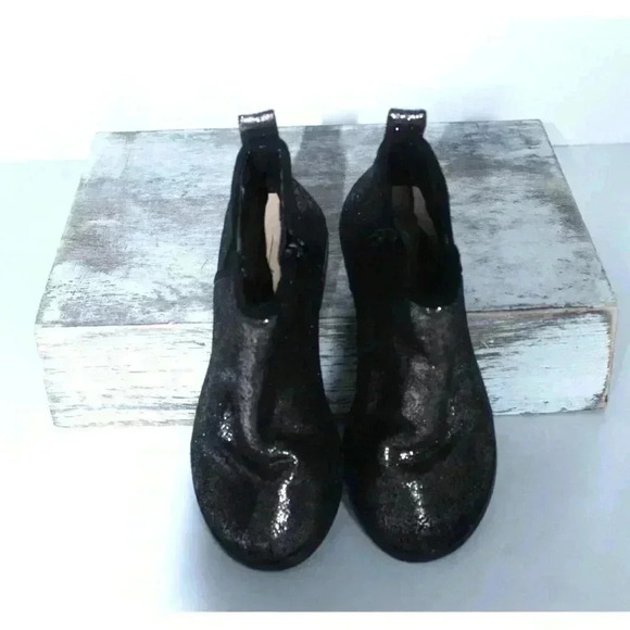 Zara Boots Youth 9.5 Girls Pull On Chelsea Ankle Bootie Glam Silver Faux Leather - Picture 3 of 9